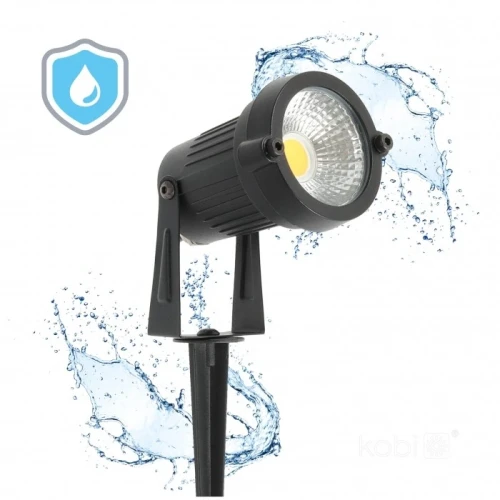 Reflektor ogrodowy LED BLAKE 5W w kolorze czarnym, z soczewką, zamontowany na stojaku. Oczko emitujące światło w barwie 4000K, odporny na wodę (IP65), idealny do oświetlenia ogrodów i przestrzeni zewnętrznych.