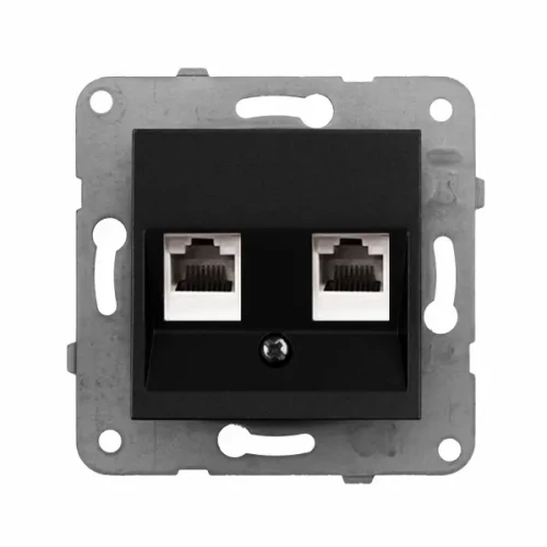 Podwójne gniazdo komputerowe RJ45 kat 5e w kolorze czarnym, montowane w ramce. Zawiera dwa porty RJ45 umieszczone w centralnej części, z widocznym śrubowym mocowaniem. Tło metalowe, prostokątna forma, z otworami montażowymi po bokach.