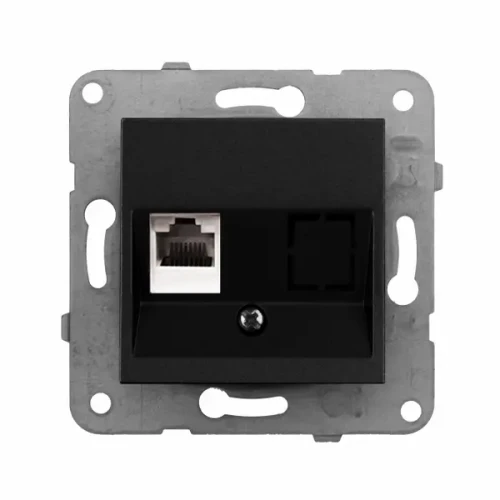 Gniazdo komputerowe pojedyncze RJ45 kat 5e w kolorze czarnym, z widocznym portem Ethernet i dodatkowym portem. Ujęcie frontalne, zamontowane na metalowej ramie, z wyraźnym logo producenta. Idealne do instalacji w biurze lub domu.