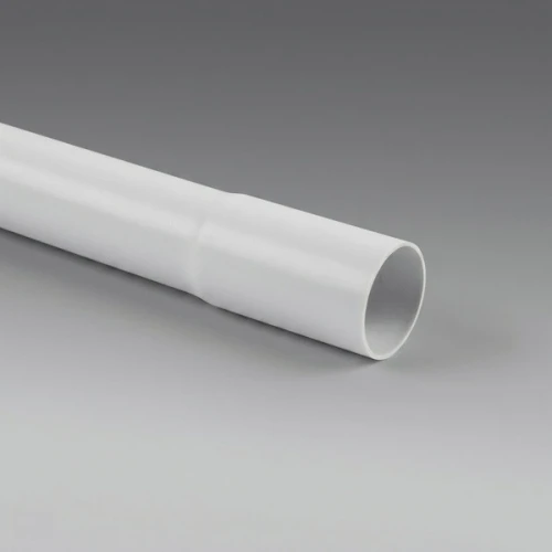 Rura sztywna kielichowa 22 mm, biała, o długości 2 m. Ujęcie z boku, pokazujące gładką powierzchnię i otwór na końcu. Produkt leży na szarym tle, bez dodatkowych elementów.