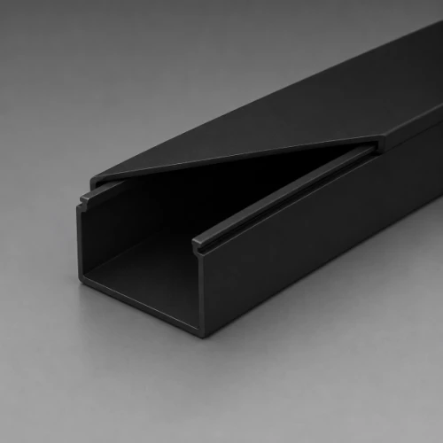Listwa instalacyjna kanał kablowy o wymiarach 32x30 mm, w kolorze czarnym matowym, o długości 2 m. Ujęcie z boku, ukazujące otwartą górną część, umożliwiającą łatwe umieszczanie kabli wewnątrz.