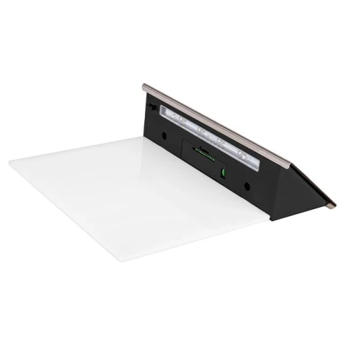 Lampa solarna z numerem posesji IP44 w kolorze czarnym, z przezroczystym kloszem. Ujęcie z boku, pokazujące panel solarny i diody LED. Produkt zamontowany pod kątem, z widocznym przyciskiem włączania na obudowie.