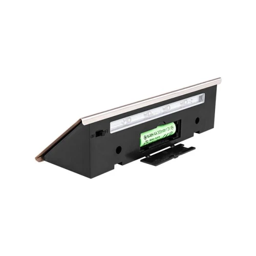 Lampa solarna z numerem posesji IP44, w kolorze czarnym z metalowym wykończeniem. Ujęcie z boku, pokazujące panel solarny i przycisk włączania. Na tylnej części widoczna zielona bateria. Idealna do oświetlenia zewnętrznego.