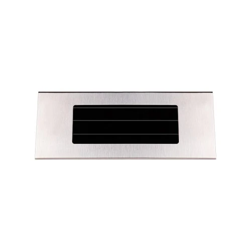 Lampa solarna z numerem posesji IP44 w prostokątnym, metalicznym korpusie. Czarne, poziome wcięcia na panelu słonecznym. Produkt leżący na płaskiej powierzchni, idealny do montażu przy wejściu lub w ogrodzie.