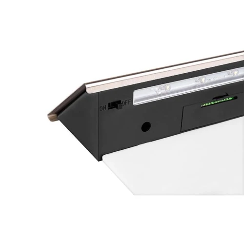 Lampa solarna z numerem posesji IP44, w kolorze czarnym z metalowym wykończeniem. Z przodu widoczny przycisk ON/OFF oraz panel LED. Ujęcie z boku, pokazujące kąt nachylenia i detal konstrukcji. Idealna do oświetlenia zewnętrznego.