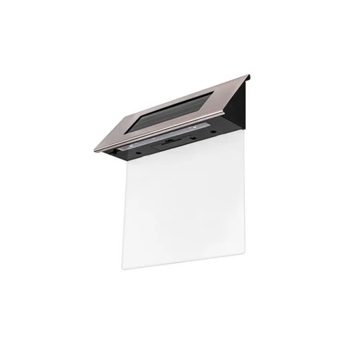 Lampa solarna z numerem posesji IP44, w kolorze czarnym i metalowym, z prostokątnym, przezroczystym kloszem. Ujęcie z boku, montowana na ścianie. Widoczny panel słoneczny na górze. Idealna do oznaczania posesji na zewnątrz.