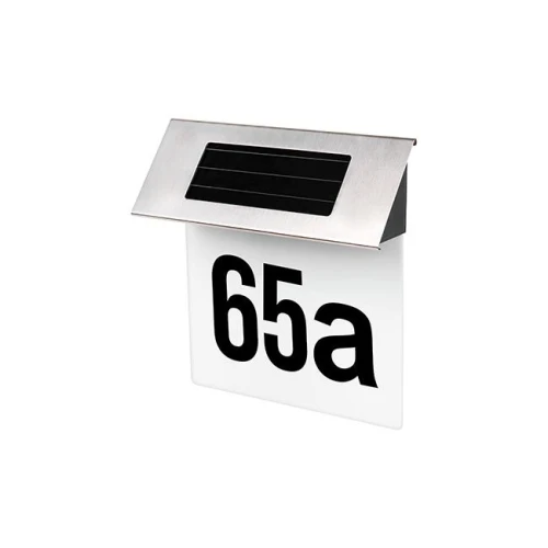 Lampa solarna z numerem posesji IP44, w kolorze srebrnym, z płaskim dachem. Widoczny numer 65a na białym tle. Ujęcie z boku, produkt w pozycji stojącej, z panelem słonecznym na górze.
