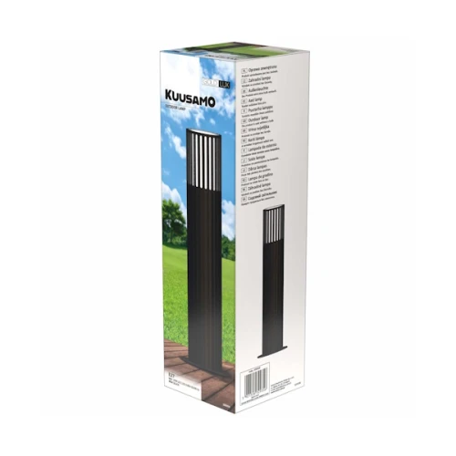 Słupek ogrodowy KUUSAMO 44 cm E27 w kolorze grafitowym, o prostokątnym kształcie, z pionowymi szczelinami. Produkt ujęty z boku, w opakowaniu, na tle trawnika i nieba. Widoczne informacje na opakowaniu.