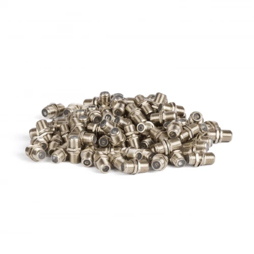 Wtyk typu FF beczka podwójny F 6,8mm/20mm, metaliczny, w kolorze srebrnym, z widocznymi gwintami. Produkt leży w luźnym stosie, ukazując wiele sztuk, idealny do zastosowań w elektronice i telekomunikacji.