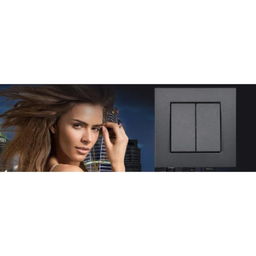 Ramka pojedyncza Panasonic Novella w kolorze czarnym, wykonana z matowego materiału, z dwiema widocznymi wciśniętymi przyciskami. Produkt umieszczony na tle nocnego miasta, w kadrze z modelką.