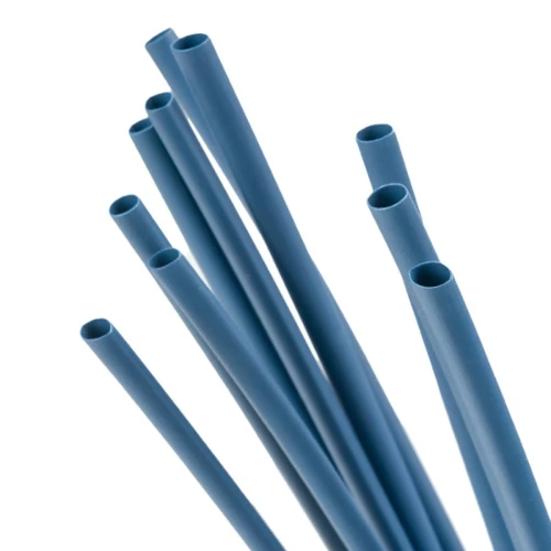 Rurka termokurczliwa 4,8/2,4 mm w kolorze niebieskim, o długości 1 m, ustawiona w grupie, z widocznymi końcami, o gładkiej fakturze i cylindrycznym kształcie, idealna do izolacji przewodów elektrycznych.