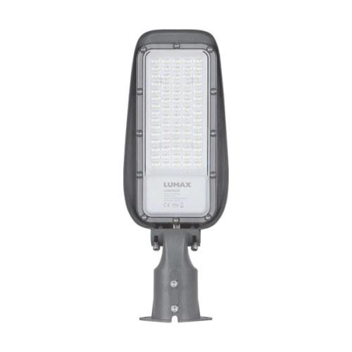 Lampa uliczna RX2 60W, 9000LM, barwa zimna, z szarym korpusem. Prosty, prostokątny kształt z wieloma diodami LED, zamontowana na uchwycie. Widoczny napis LUMAX na tylnej stronie. Tło białe, co podkreśla detale lampy.
