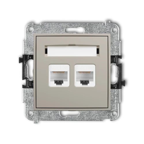 Mini gniazdo komputerowe podwójne kat. 5e w kolorze taupe, z dwoma portami RJ45 na białym tle. Ujęcie frontalne, z widoczną metalową ramką montażową. Gniazdo przeznaczone do montażu w systemach sieciowych.