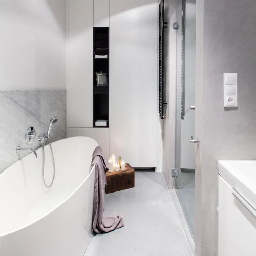 Ramka potrójna Karlik Deco w kolorze białym, z minimalistycznym designem, przeznaczona do montażu na ścianie. Ujęcie frontalne, widoczna gładka powierzchnia oraz subtelne wykończenia, idealna do nowoczesnych wnętrz.