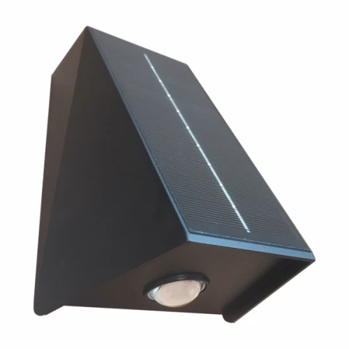 Kinkiet elewacyjny solarny Lumax LGS520N w kolorze czarnym, z dwoma diodami LED 2x1,5W, umieszczony pod kątem. Posiada panel słoneczny na górze oraz czujnik ruchu na dolnej części, przeznaczony do oświetlenia zewnętrznego.