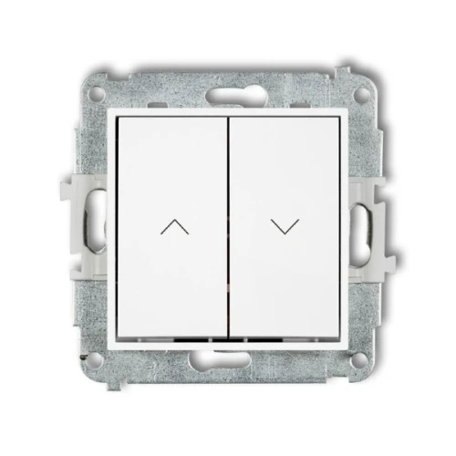 Łącznik żaluzjowy Karlik MINI w kolorze cbiałym matowym, z dwoma przyciskami na froncie. Moduł umieszczony w metalowej ramce montażowej. Ujęcie frontalne.