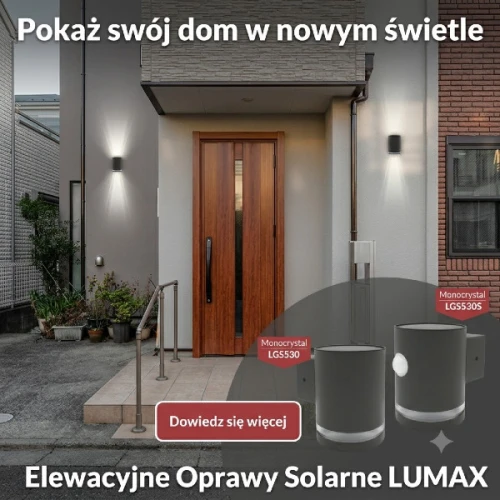 Kinkiety elewacyjne solarne od Lumaxa. Plakat informacyjny prezentujący część budynku z brązowymi drzwiami frontowymi. Oprawy ścienne LGS umieszczone są po obu stronach drzwi.