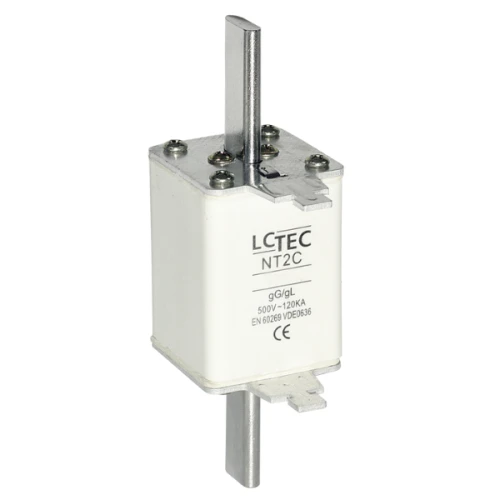 Wkładka topikowa NT2CgL/gG 63A-500V LCTEC, prostokątny korpus w białym kolorze, metalowe złącza. Widoczny długi, metalowy pręt. Napisy na obudowie zawierają logo LCTEC oraz dane techniczne. Ujęcie z boku, produkt w pozycji pionowej.