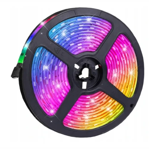 Taśma LED 7,2W o długości 5m, nawinięta na czarny bębenek, z kolorowym podświetleniem RGB. Widoczne migające kolory: niebieski, różowy, fioletowy, pomarańczowy oraz zielony. Złącze do podłączenia i funkcja muzyczna.