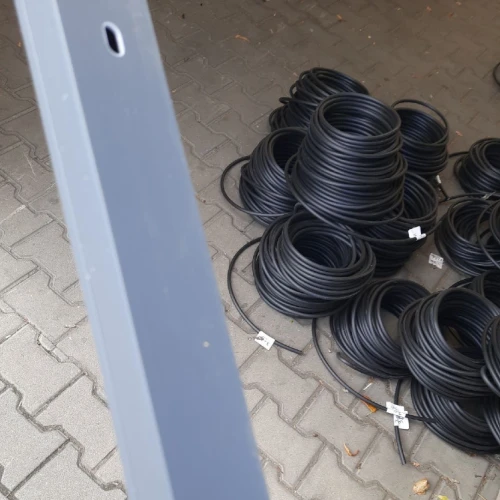 Listwa instalacyjna kanał kablowy, korytko 40x40 mm, w kolorze szarym, o długości 2 m. Prezentowana z boku, z widoczną wnęką do umieszczania kabli oraz otworem montażowym. Materiał plastikowy, matowa powierzchnia.