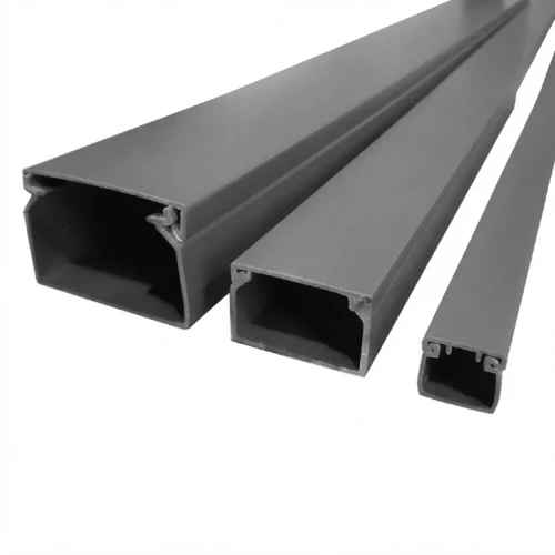 Listwa instalacyjna kanał kablowy w kolorze szarym, o wymiarach 32x15 mm, długości 2 m. Widoczne trzy różne długości korytek z otwartymi końcami, z wyraźnymi krawędziami i prostokątnym przekrojem.