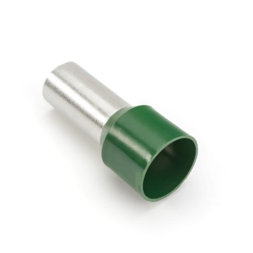 Końcówka tulejkowa izolowana 16/18 mm w kolorze zielonym, z metalowym cylindrem. Produkt leżący na białym tle, ukazujący detal konstrukcji. Element przeznaczony do złączania przewodów elektrycznych, w zestawie 10 sztuk.