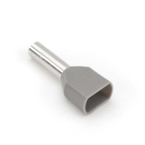 Izolowana końcówka tulejkowa podwójna 2 x 4/12 w kolorze szarym. Produkt ma metalowy rdzeń oraz szeregowy kształt z szerokim, kwadratowym otworem. Widok z boku na detal, ukazujący powierzchnię i materiał. Sprzedawane w opakowaniu po 10 sztuk.