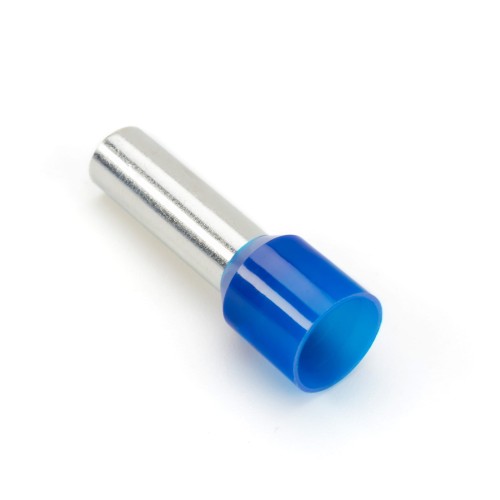 Końcówka tulejkowa izolowana 2,5/10 mm, w kolorze niebieskim, z metalowym rdzeniem i przezroczystą izolacją. Produkt leży na białym tle, widoczny w zbliżeniu, ukazując szczegóły konstrukcji. Zestaw zawiera 10 sztuk.