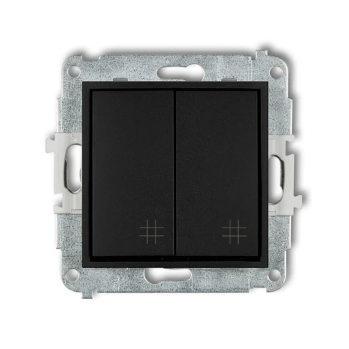 Łącznik krzyżowy podwójny Karlik MINI w kolorze czarnym matowym, z dwoma przyciskami. Widoczna metalowa ramka montażowa i oznaczenia na przyciskach. Produkt umieszczony frontalnie, w stanie nowym, gotowy do montażu.