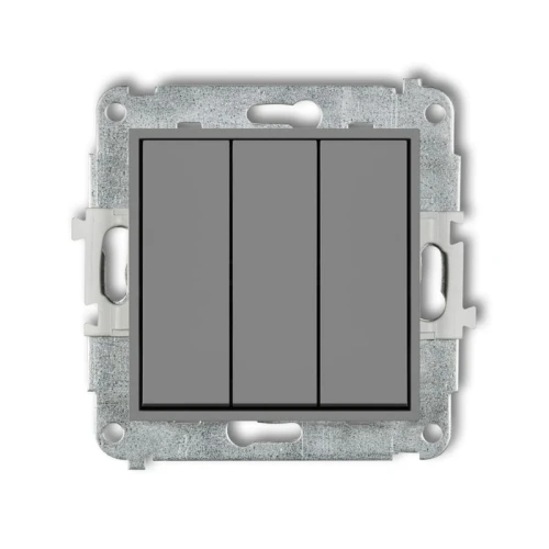 Łącznik potrójny Karlik MINI w kolorze szarym matowym. Produkt ma prostokątny kształt z trzema równymi sekcjami na przyciski. Ujęcie frontalne, widoczne metalowe mocowania po bokach. Tło białe.