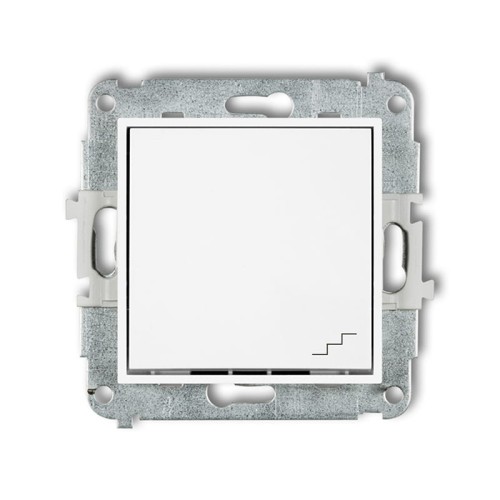 Karlik MINI Łącznik schodowy w kolorze białym, z prostokątnym przyciskiem, umieszczony w metalowej ramce. Widoczny symbol schodów. Produkt w pozycji frontalnej, przeznaczony do montażu w systemach oświetleniowych.