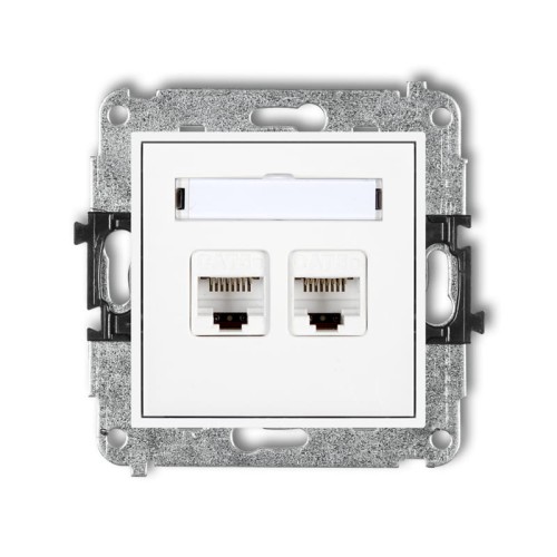 Gniazdo komputerowe Karlik MINI, podwójne, 2xRJ45 w białej obudowie. Widok frontalny, z widocznymi dwoma portami RJ45 oraz osłoną. Montaż w ramce metalowej, proste tło. Idealne do instalacji w biurze lub domu.