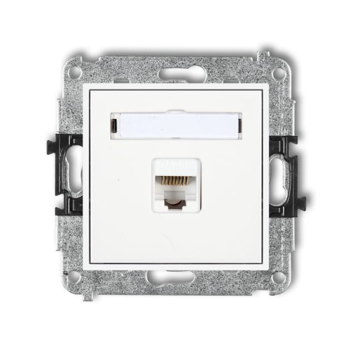 Gniazdo komputerowe Karlik MINI, pojedyncze, w kolorze białym. Z przodu widoczny port RJ45 oraz miejsce na etykietę. Produkt montowany na ramce, z widocznym metalowym mocowaniem. Idealne do instalacji w biurach i domach.