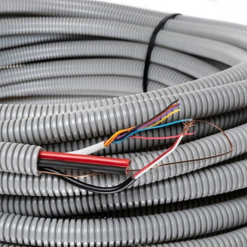 Rura karbowana peszel fi 20, 320N, w kolorze szarym, zwinięta w kształt spirali. Widoczne przewody elektryczne w różnych kolorach: czerwony, czarny, biały, żółty, niebieski. Długość 50 m, przeznaczenie do instalacji elektrycznych.