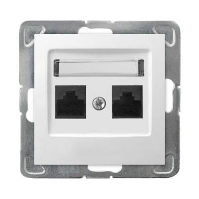 Białe gniazdo komputerowe podwójne Ospel Impresja, z dwoma gniazdami RJ45, umieszczone w metalowej ramie. Prosty design, idealne do montażu w aranżacjach wnętrz. Bez widocznych napisów lub logo.