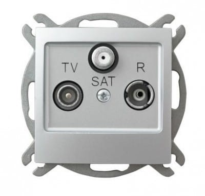 Srebrne gniazdo RTV-SAT Ospel Impresja, przelotowe, z widocznymi złączami: TV, SAT i R. Gniazdo ma prostokątny kształt i metalową ramkę, zamontowane w ramce montażowej.
