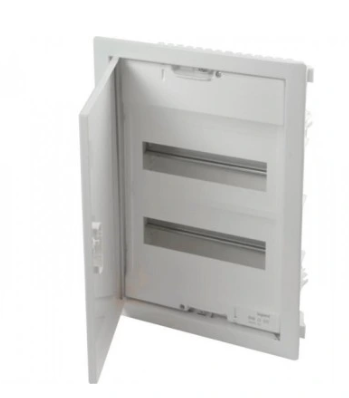 Rozdzielnica RWN 2x12 podtynkowa z otwartymi metalowymi drzwiami. Biała obudowa, dwa przeznaczone na moduły miejsca, widoczny mechanizm zamykający. Produkt montowany w ścianie, zapewniający dostęp do instalacji elektrycznej.