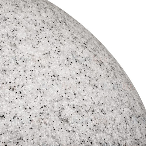 Lampa ogrodowa kula STONO o średnicy 20 cm, wykonana z fakturowanego, białego materiału z czarnymi plamkami. Widok zbliżeniowy na teksturę kuli, podkreślający jej dekoracyjny charakter. Przeznaczona do montażu z oprawą E27.