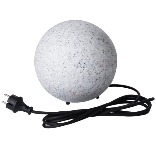 Lampa ogrodowa kula STONO o średnicy 20 cm, wykonana z szarego materiału z drobnymi czarnymi i niebieskimi akcentami. Zasilana kablem z wtyczką, stoi na małych nóżkach. Idealna do użytku na zewnątrz.