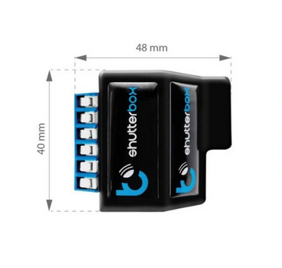 Sterownik do rolet ShutterBox v2 230V Wi-Fi Blebox o wymiarach 48 mm x 40 mm, w czarnym kolorze. Widoczne złącza oraz logo producenta. Produkt stojący, z boku, na jednolitym tle.