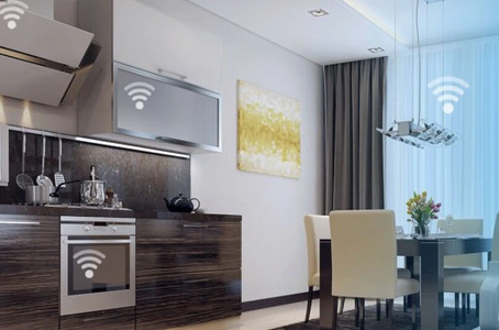 Przekaźnik SwitchBox v3 230V Wi-Fi Blebox umieszczony w nowoczesnej kuchni. Widoczne elementy: metalowe urządzenia, elegancka zabudowa, stół z białymi krzesłami oraz dekoracyjne oświetlenie. Tło jasne, z akcentami roślinności.