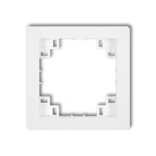 Biała ramka pośrednia Karlik Deco w prostokątnym kształcie, z wycięciem w środku. Wykonana z tworzywa sztucznego, o gładkiej, matowej powierzchni. Produkt widoczny z przodu, ukazujący detale mocowań na rogach.