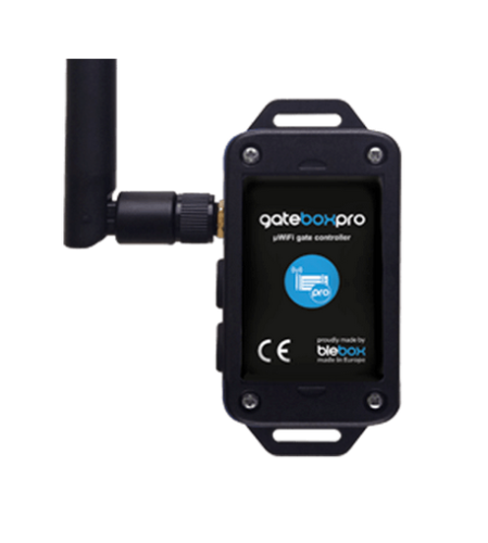 Sterownik bram gateBox PRO 12-24V Wi-Fi z anteną, czarny korpus z logo blebox. Widoczny z przodu ekran z napisem WiFi gate controller. Produkt o prostokątnym kształcie, z metalowym mocowaniem, przeznaczony do zdalnego sterowania bramą.