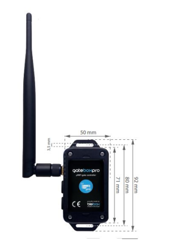 Sterownik bram gateBox PRO 12-24V Wi-Fi z anteną. Czarny, prostokątny korpus z widocznym logo, wymiarami 50 mm x 92 mm. Antena o długości 80 mm, umieszczona po lewej stronie. Widoczne oznaczenia CE i ikona Wi-Fi.