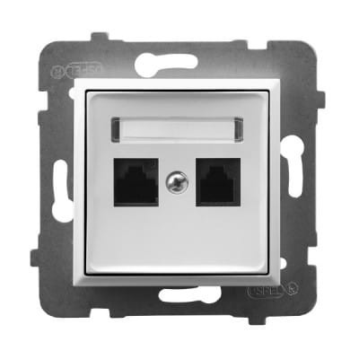 Białe, podwójne gniazdo internetowe Ospel Aria z dwoma portami Ethernet. Kąt ujęcia frontalny, widoczna metalowa ramka montażowa oraz logo producenta. Produkt montowany w ścianie, przeznaczony do instalacji w domach i biurach.