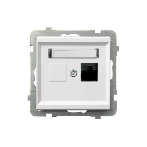 Białe gniazdo komputerowe Ospel Sonata, pojedyncze, 5e, z widocznym portem Ethernet i przyciskiem. Ujęcie frontalne, produkt zamontowany w ramce, z metalowym podłożem. Idealne do instalacji w biurach i domach.