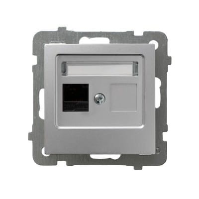Srebrne gniazdo komputerowe Ospel As, pojedyncze, w prostokątnej ramce. Zawiera port RJ45 oraz miejsce na wtyczkę. Widok frontalny, z widocznymi śrubami mocującymi. Metalowa powierzchnia, matowa tekstura.
