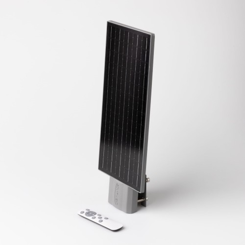 Lampa uliczna solarna 100W z panelami słonecznymi w kształcie prostokąta, w kolorze czarnym, z szarym mocowaniem. Obok znajduje się pilot z przyciskami do sterowania. Produkt ustawiony pionowo na białym tle.