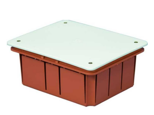 Biała puszka podtynkowa 158x127x70 mm z widocznymi śrubami, o prostokątnym kształcie, z gładką pokrywą. Produkt wykonany z tworzywa sztucznego, stojący, z wyraźnymi wgłębieniami po bokach.