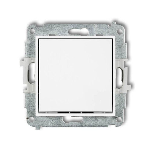 Łącznik pojedynczy Karlik MINI w kolorze białym matowym, o kwadratowym kształcie. Widoczny metalowy element montażowy. Produkt przedstawiony frontalnie, w pozycji stojącej, na jednolitym tle.